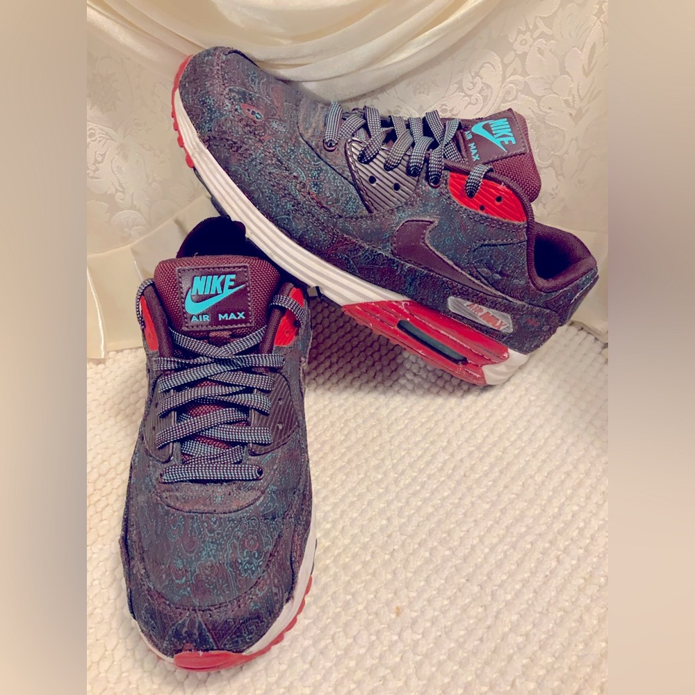 NIKE